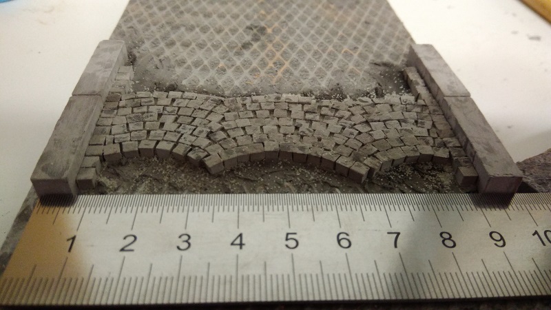 MODEL DLAŽEBNÍ KOSTKY V MĚŘÍTKU 1:35 (1800KS)